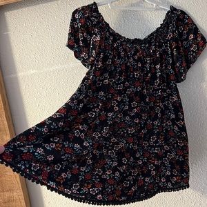 Women’s Size M-L, short sleeve, small flowered print,